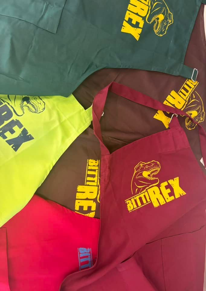 Mucchio di grembiuli colorati con il logo 