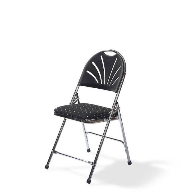 Chaise pliante noire avec assise rembourrée et dossier décoratif sur fond blanc