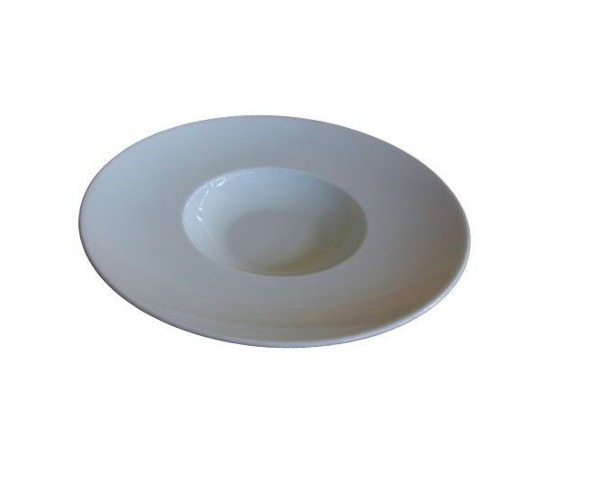 Bol ou assiette blanche peu profonde à centre surélevé, vue de dessus sur fond uni