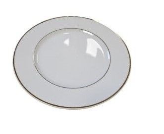 Assiette en céramique blanche à bordure dorée sur fond uni