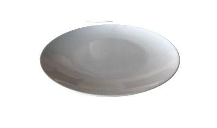 Élégante table dressée avec assiettes blanches, couverts, verres et fleurs roses sur une nappe beige