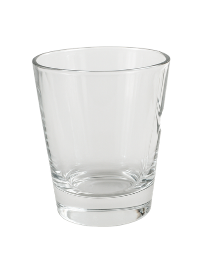 Verre à boire vide transparent sur fond blanc