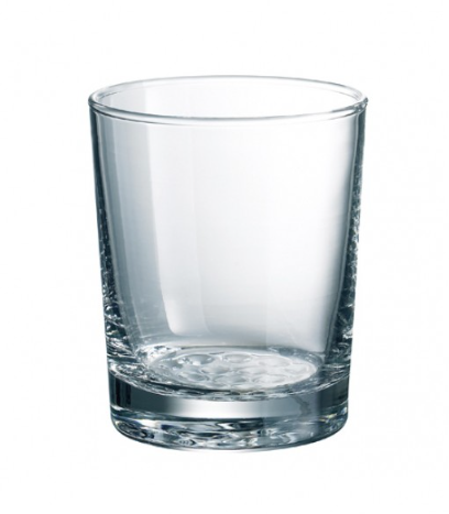 Verre transparent vide sur fond blanc