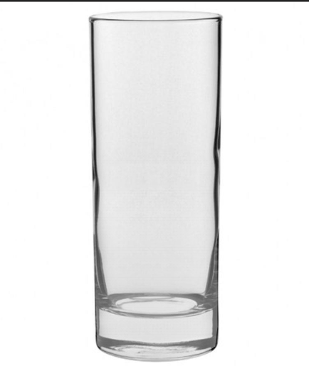 Verre à boire vide transparent sur fond blanc