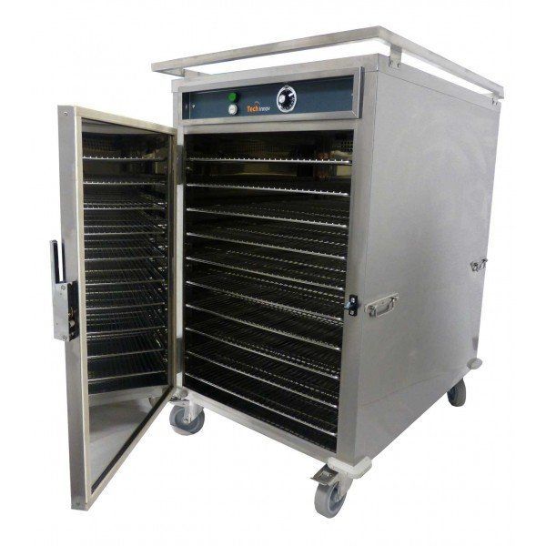 Armoire chauffante commerciale en acier inoxydable sur roulettes, porte ouverte donnant sur plusieurs étagères