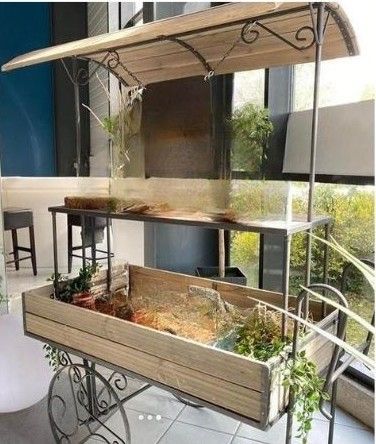 Jardinière en bois à trois niveaux avec feuillage retombant, à installer sur une terrasse ou un balcon.
