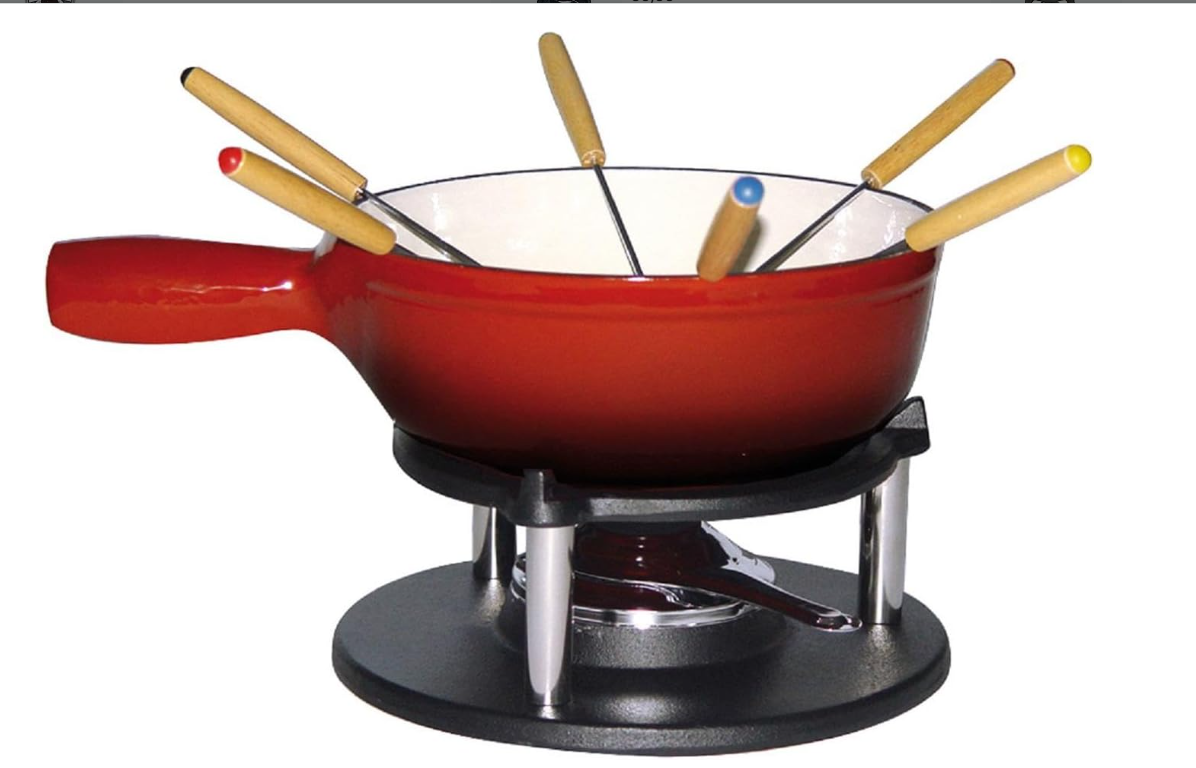 Caisson à fondue rouge avec brochettes sur un réchaud de table