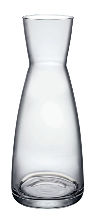 Carafe en verre transparent à col étroit et bord évasé sur fond blanc