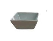 Bol carré gris à bords inclinés sur fond blanc