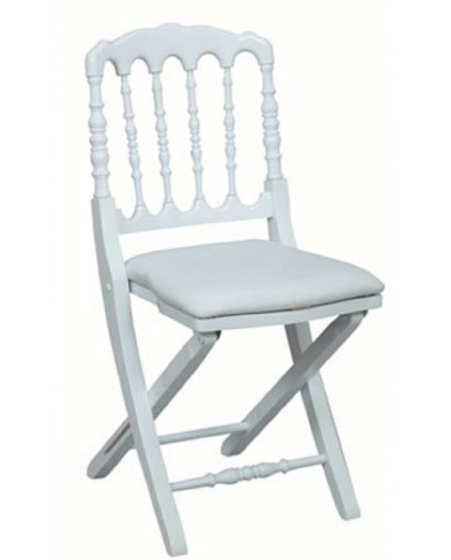 Chaise pliante gris clair avec assise rembourrée sur fond blanc
