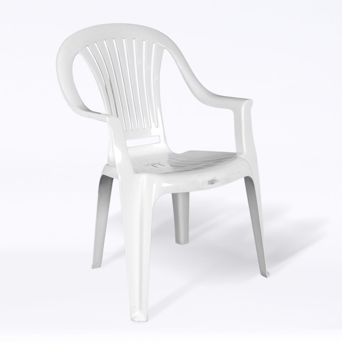 Chaise de patio en plastique blanc sur fond clair uni