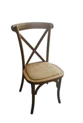 Chaise en bois avec assise tressée et dossier croisé sur fond blanc