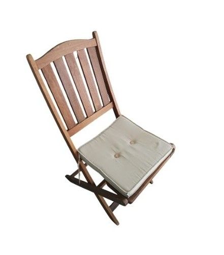 Chaise pliante en bois marron sur fond blanc