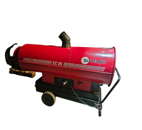 Chauffage industriel portable rouge sur roues avec buse et poignée noires, isolé sur fond blanc