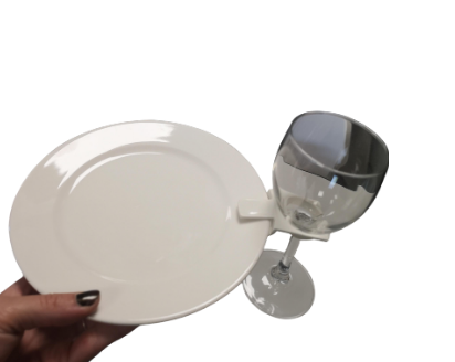 Pince en plastique blanc avec une ouverture circulaire et deux languettes plates sur fond uni