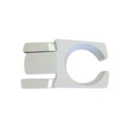 Pince en plastique blanc avec une ouverture circulaire et deux languettes plates sur fond uni