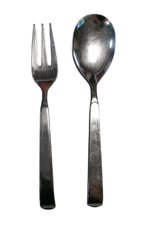 Une fourchette et une cuillère en argent côte à côte sur fond blanc