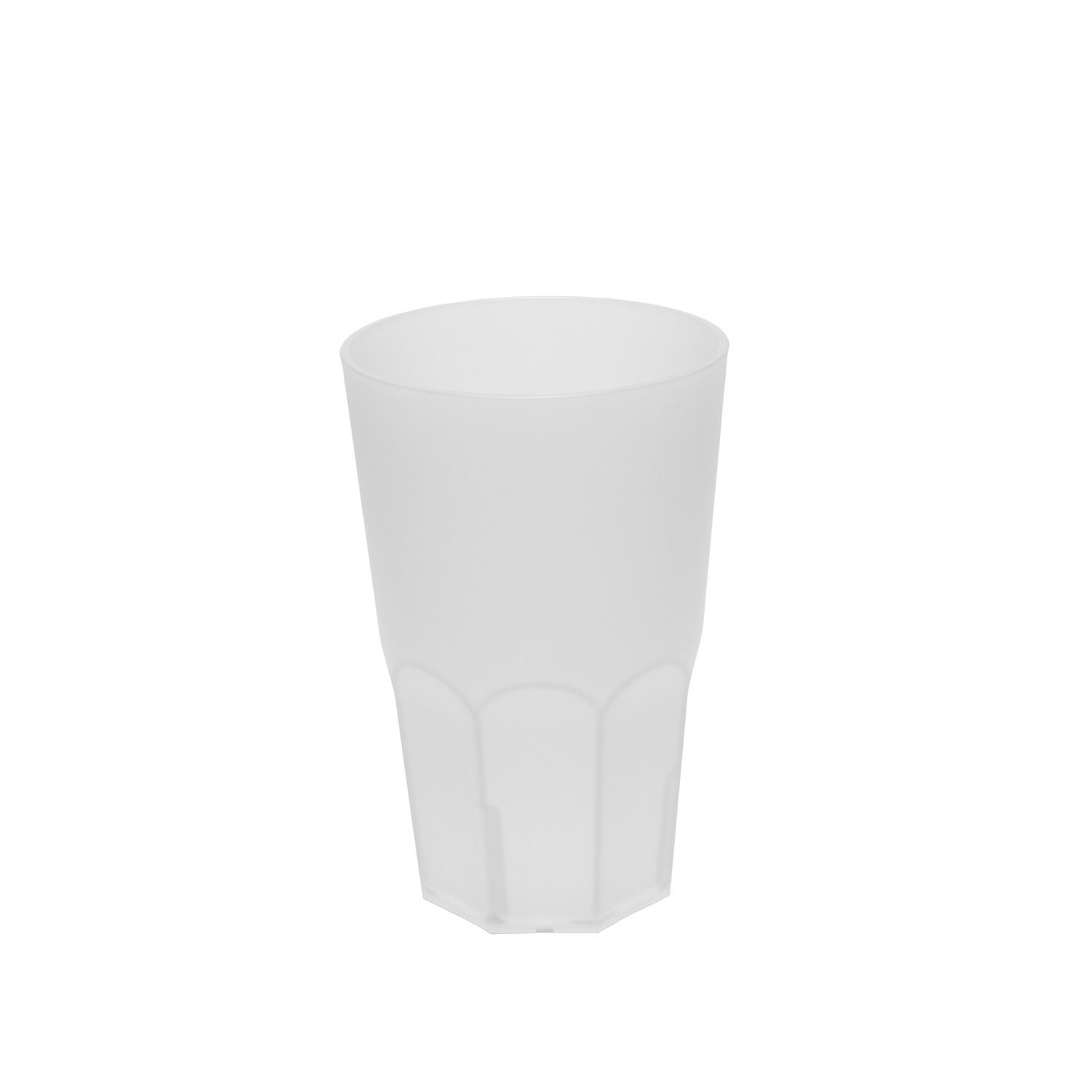 Verre à pied translucide dépoli à base facettée, centré sur fond blanc