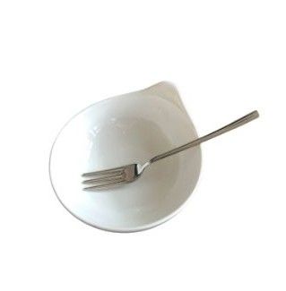 Fourchette argentée à long manche sur fond blanc