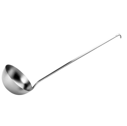 Louche en acier inoxydable à long manche avec un crochet à l'extrémité, sur fond blanc
