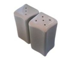 Deux salières et poivrières grises à couvercle perforé, côte à côte sur fond blanc