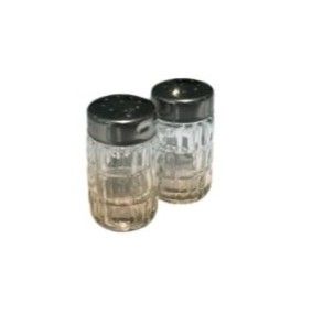 Deux petites salières transparentes avec des couvercles noirs sur fond blanc