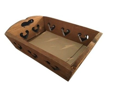 Petit plateau en bois avec poignées découpées et un insert en papier brun plié