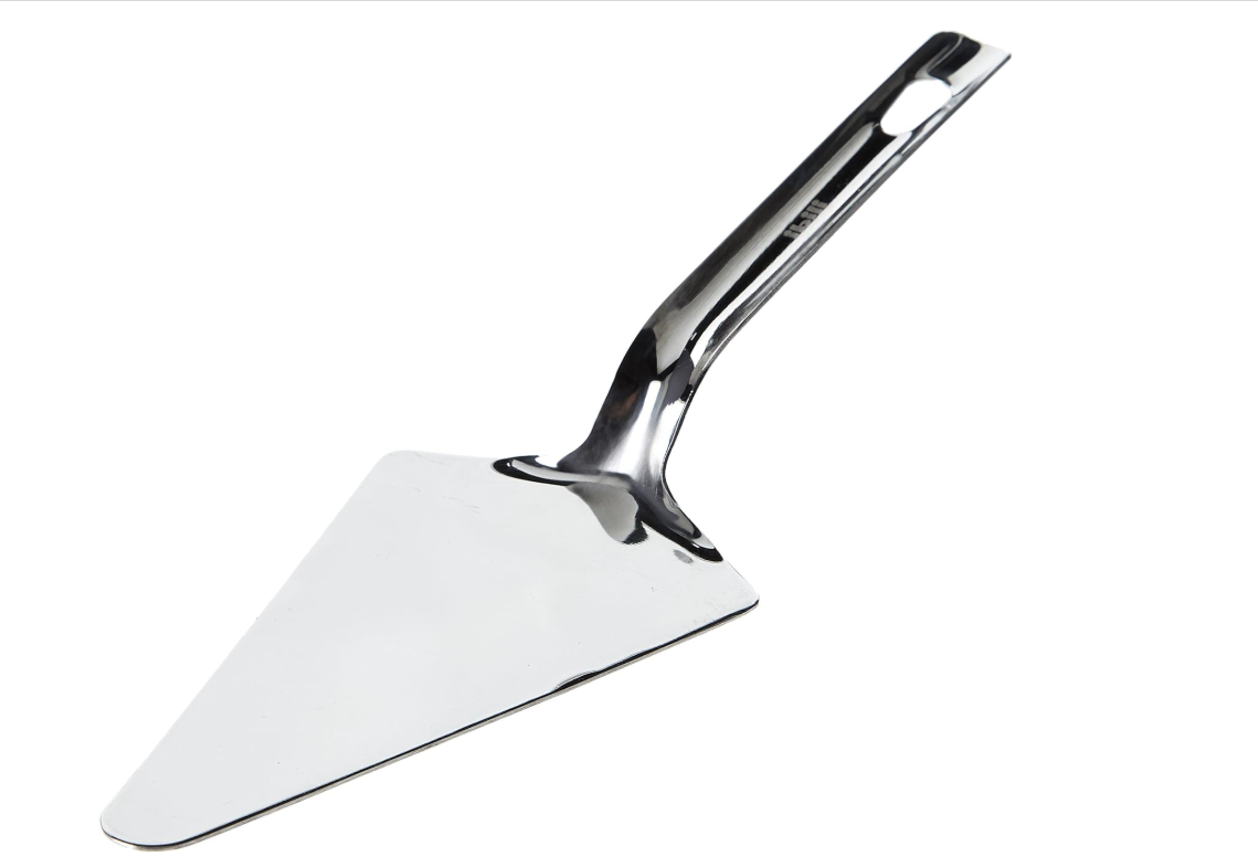 Pelle à gâteau en métal avec manche en acier inoxydable brillant et lame de service triangulaire sur fond blanc