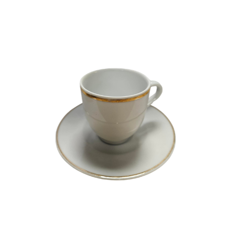 Tasse à thé blanche à bordure dorée sur sa soucoupe assortie, isolée sur fond blanc