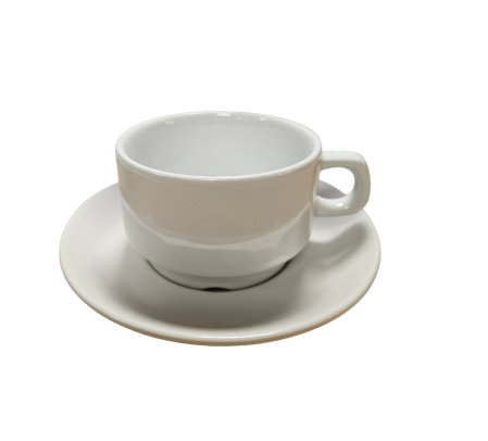 Tasse à thé blanche sur sa soucoupe assortie, sur fond uni