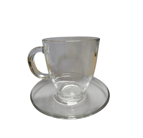 Tasse à thé en verre transparent sur sa soucoupe assortie, sur fond blanc.