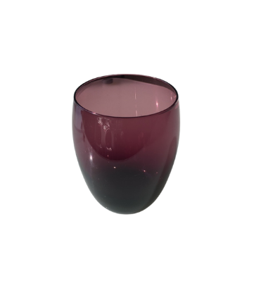 Tasse en verre translucide violet foncé à base arrondie sur fond blanc