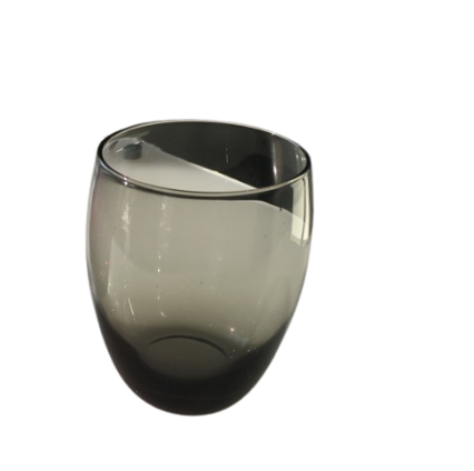 Verre fumé gris à base arrondie sur fond blanc