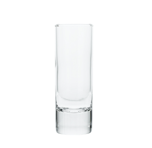 Grand verre à boire transparent et vide sur fond blanc