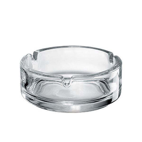 Cendrier en verre transparent de forme rectangulaire arrondie avec trois repose-cigarettes sur fond blanc