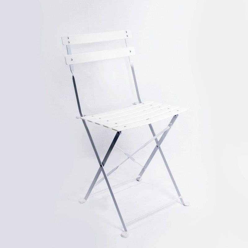 Chaise pliante blanche sur fond clair