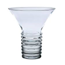 Vase en verre côtelé transparent, à col évasé et base étroite, sur fond blanc.