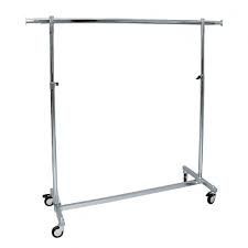 Portant à vêtements en métal réglable avec roulettes et deux montants verticaux sur fond blanc