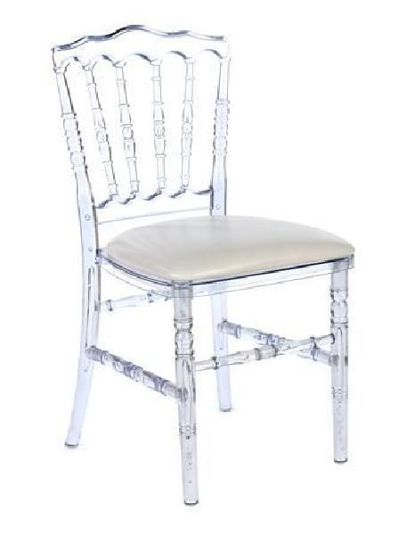 Chaise en acrylique transparent avec assise et dossier rembourrés blancs sur fond blanc