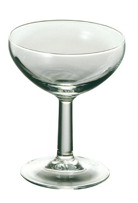 Coupe à cocktail en verre transparent avec pied et large coupe sur fond blanc