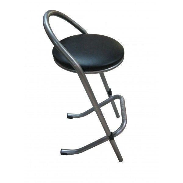 Tabouret pliant rembourré noir avec cadre en métal incurvé sur fond blanc