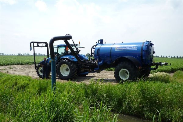 Tulpen rooien zonder en met de landspoeler