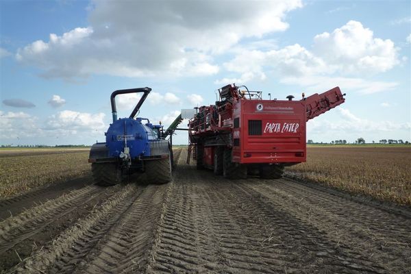 Tulpen rooien zonder en met de landspoeler
