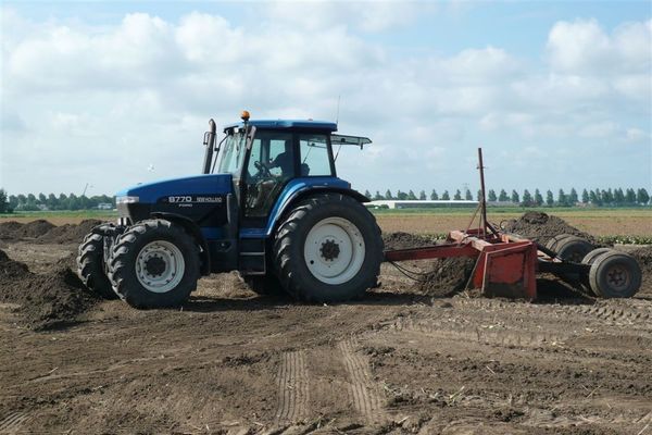 Tulpen rooien zonder en met de landspoeler