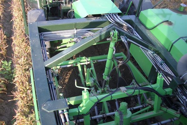 Tulpen rooien zonder en met de landspoeler