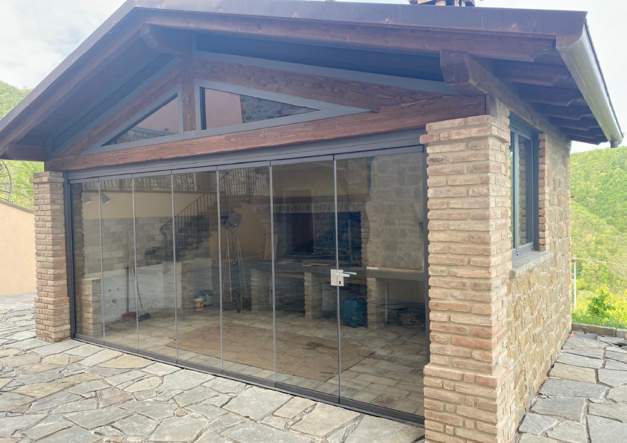 abitazione modera a vetri