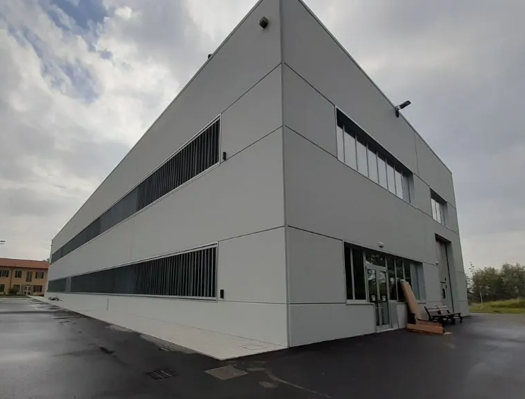 edificio con infissi in alluminio