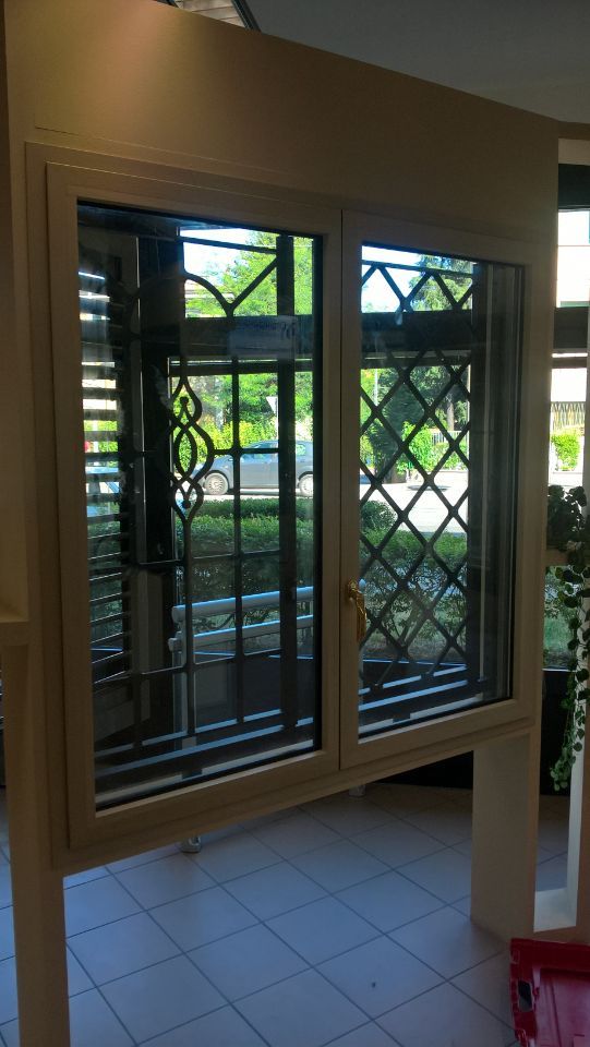 finestra con grate in ferro