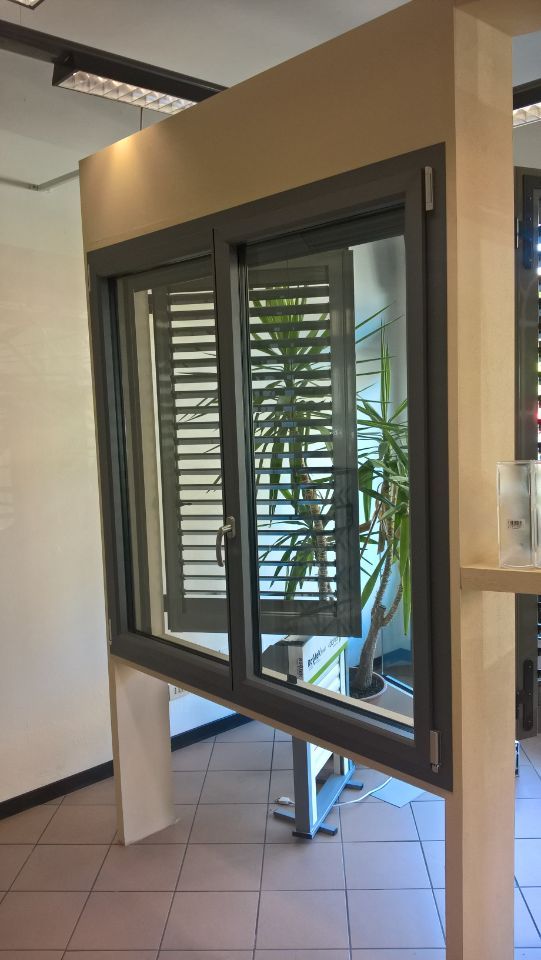 finestre in PVC scure