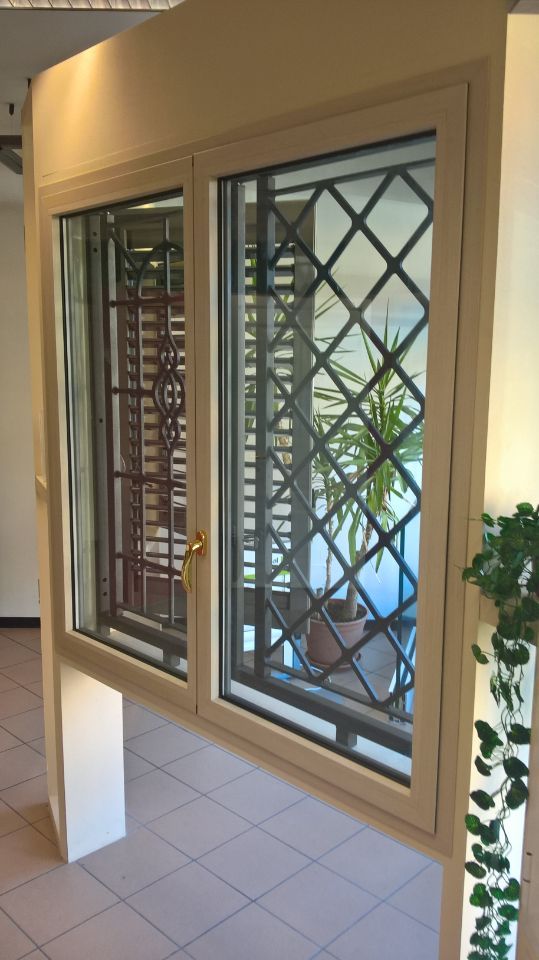 finestra con grate di sicurezza